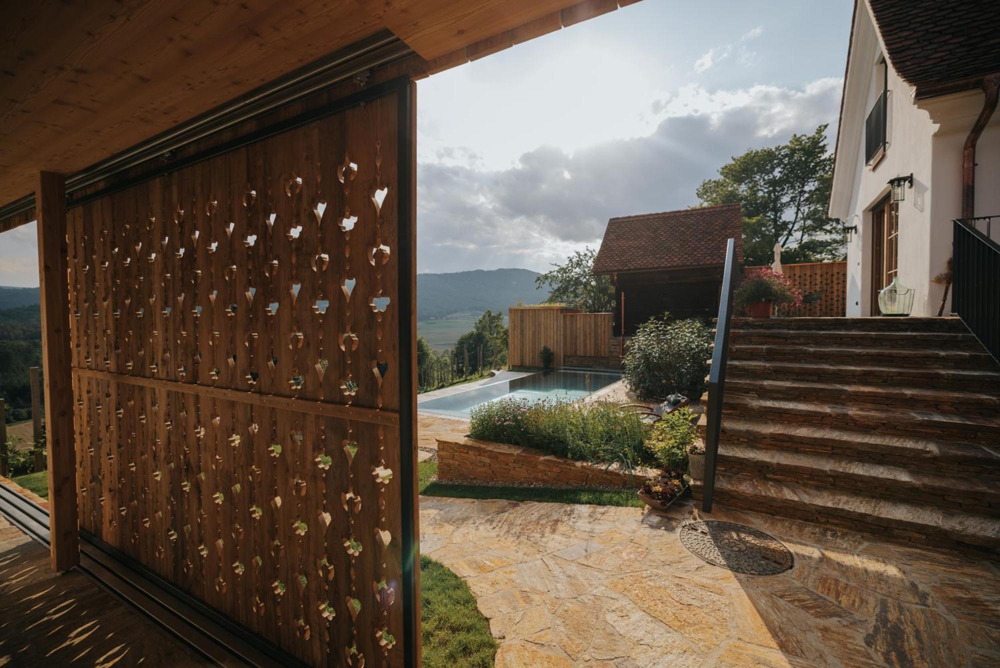 דויטשלנדסברג Am Wildbachberg - Luxus Ferienhaeuser Mit Infinitypool, Privatsauna Und Weinkeller מראה חיצוני תמונה