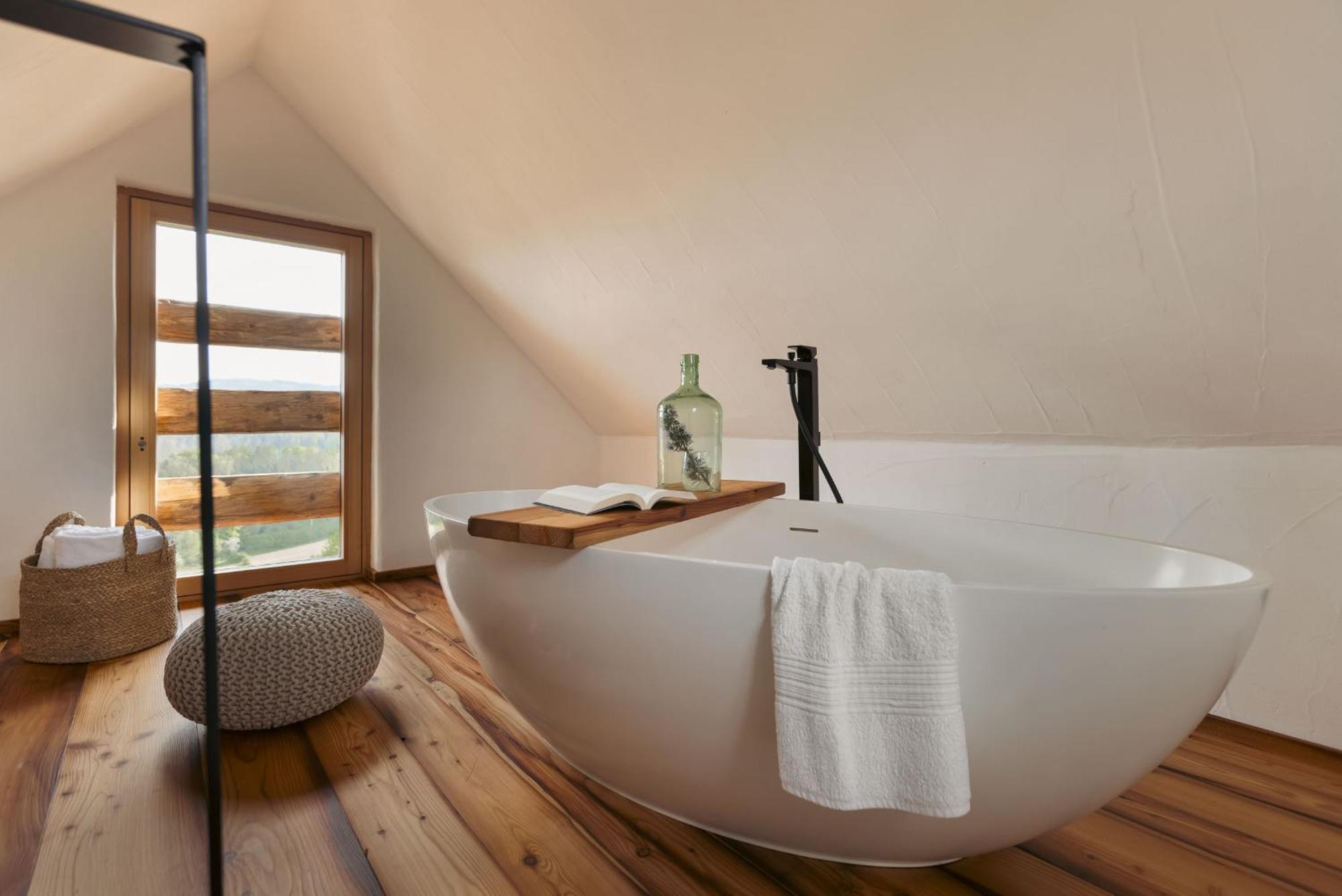 דויטשלנדסברג Am Wildbachberg - Luxus Ferienhaeuser Mit Infinitypool, Privatsauna Und Weinkeller מראה חיצוני תמונה